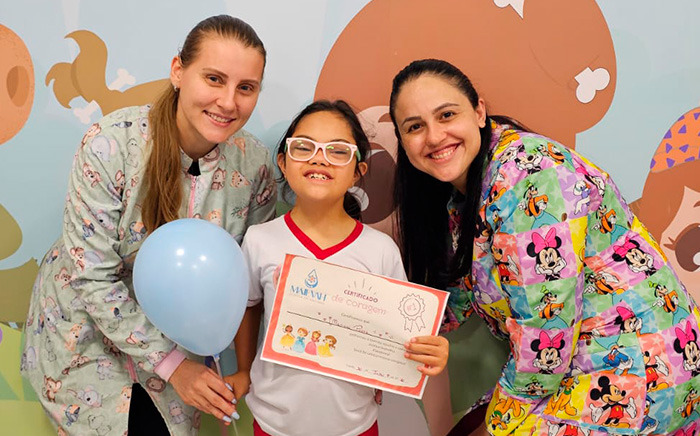 Paciente cadeirante em atendimento acolhedor com médica