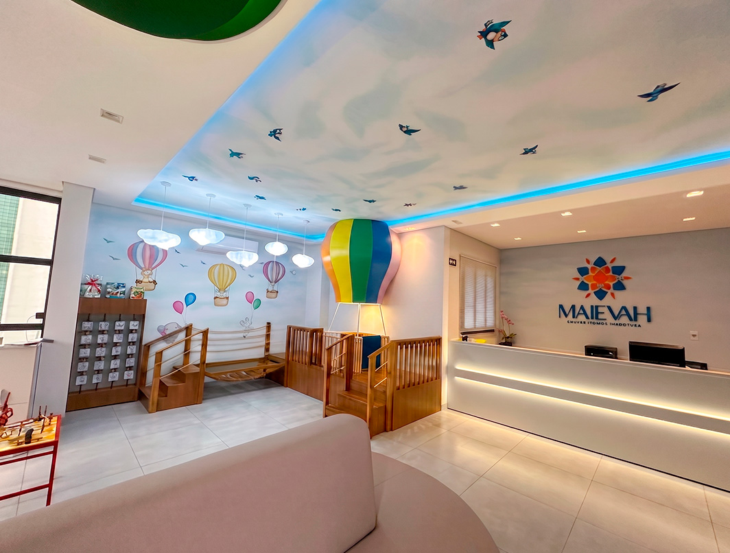 Recepção da Maievah com painel infantil e balão colorido
