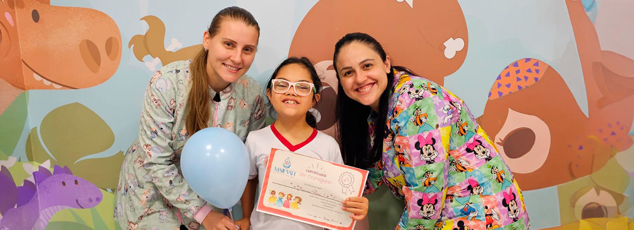 Paciente cadeirante em atendimento acolhedor com médica
