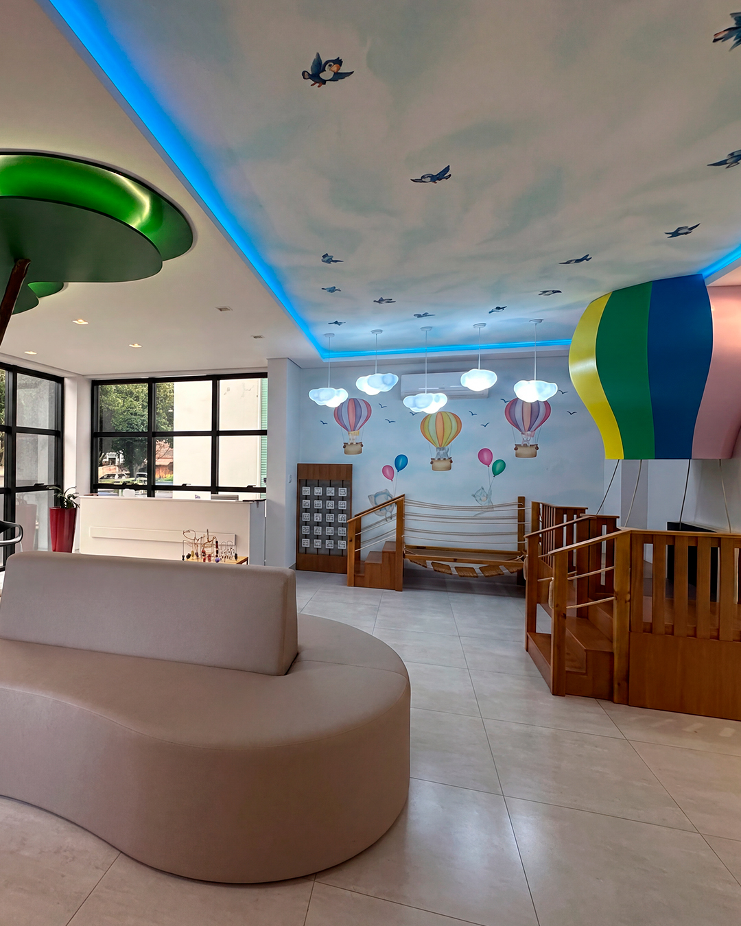 Recepção da clínica com decoração lúdica e espaço de brincar para crianças