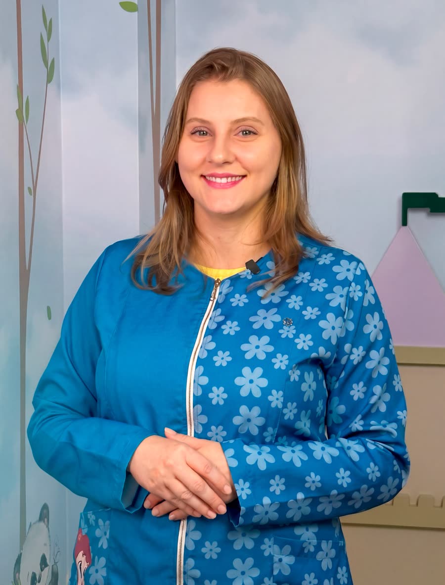 Amanda Rafaela Fritzen, técnica de enfermagem da Maievah, sorrindo na sala de atendimento