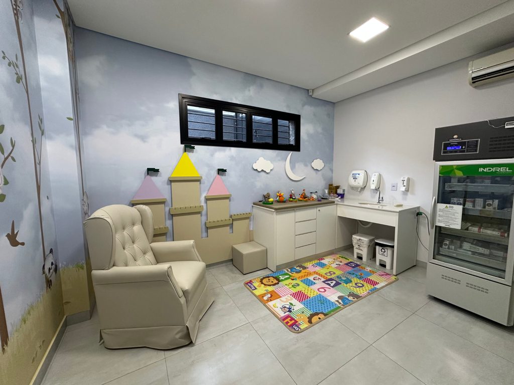 Sala de vacinação com poltrona, câmara refrigerada e painel de castelo