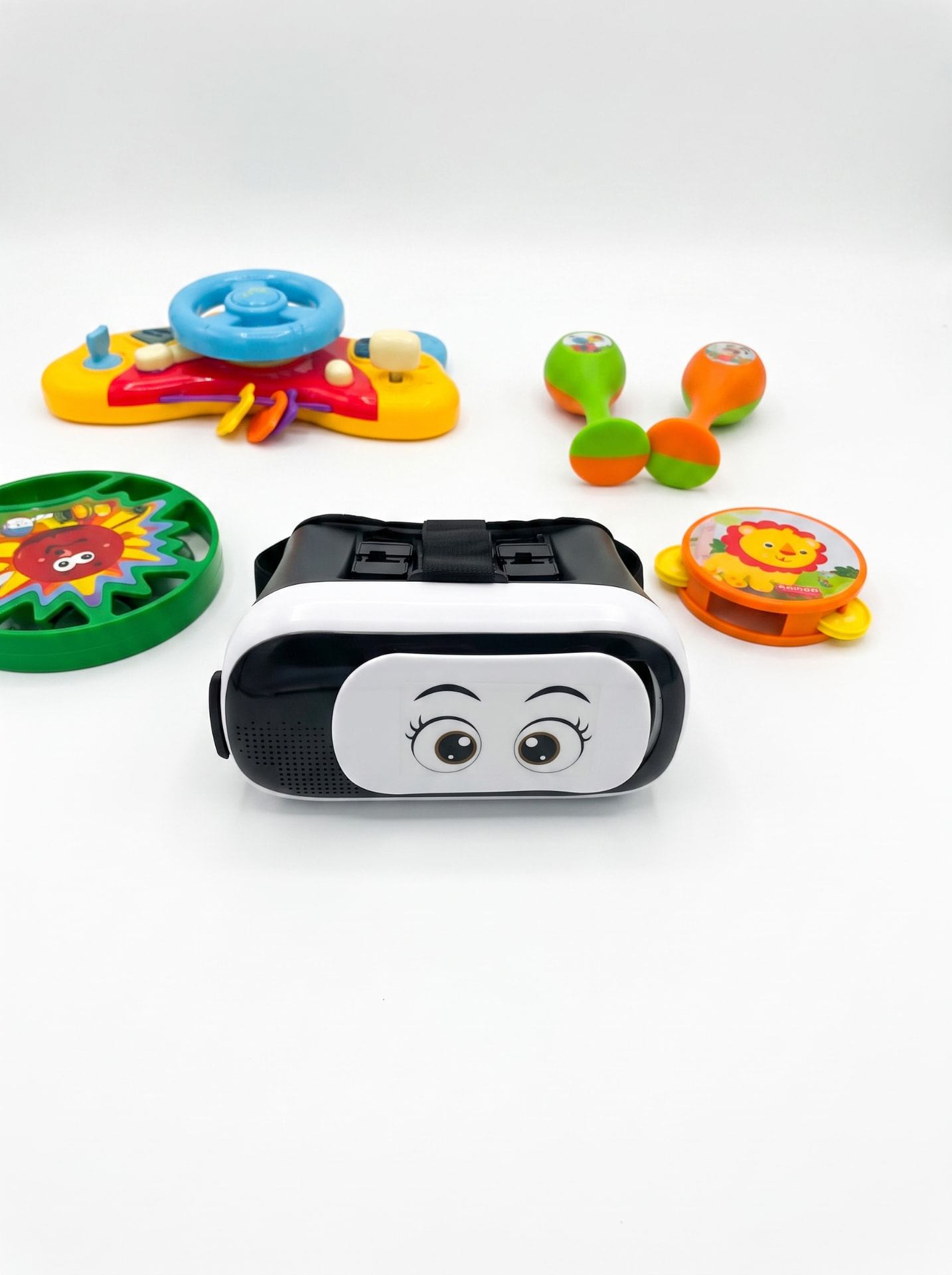 Óculos de realidade virtual infantil com carinha desenhada, cercado de brinquedos