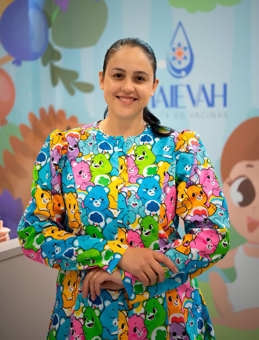 Marinalva Soares, técnica de enfermagem da Maievah, sorrindo em frente ao painel da clínica