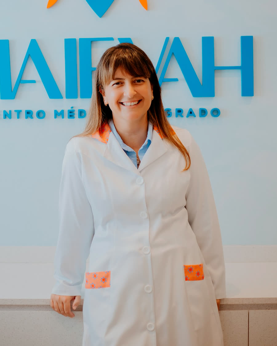 Dra. Larissa Prestes, pediatra e neonatologista, na Clínica de Vacinas Maievah