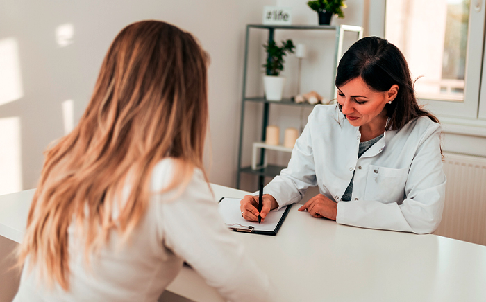 Adulta em atendimento com profissional de saúde